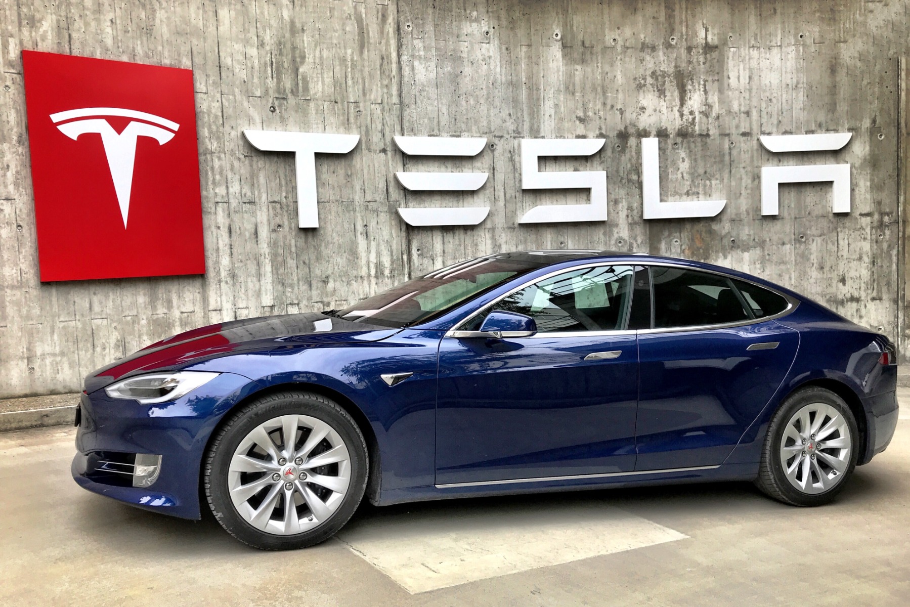 découvrez comment tesla révolutionne l'industrie automobile avec ses innovations technologiques, alliant performance, efficacité énergétique et design futuriste. explorez l'avenir de la conduite électrique.