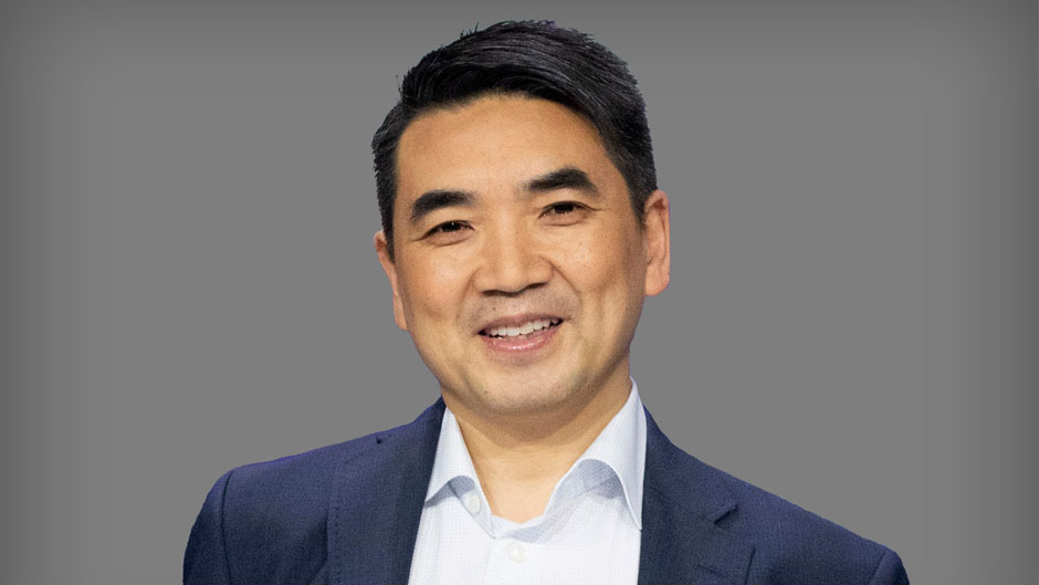 découvrez le parcours inspirant d'éric yuan, co-fondateur et pdg de zoom video communications. dans ce portrait, nous explorons sa vision innovante, son leadership charismatique et son impact sur la communication numérique à l'échelle mondiale.